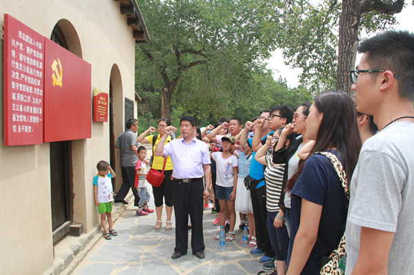 参观革命圣地 强化党员意识