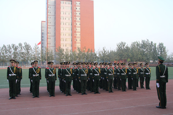 我校样板连队汇操表演赢得喝彩