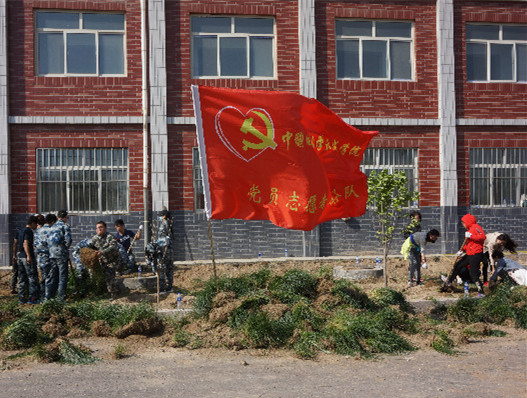 我校师生到贺阳国际中小学参加劳动