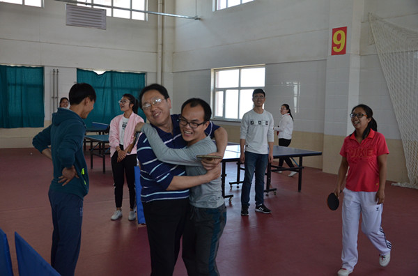 我校举办教职工趣味运动会