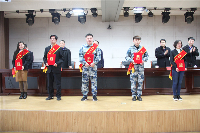 我校12人5个集体荣获贺阳集团表彰