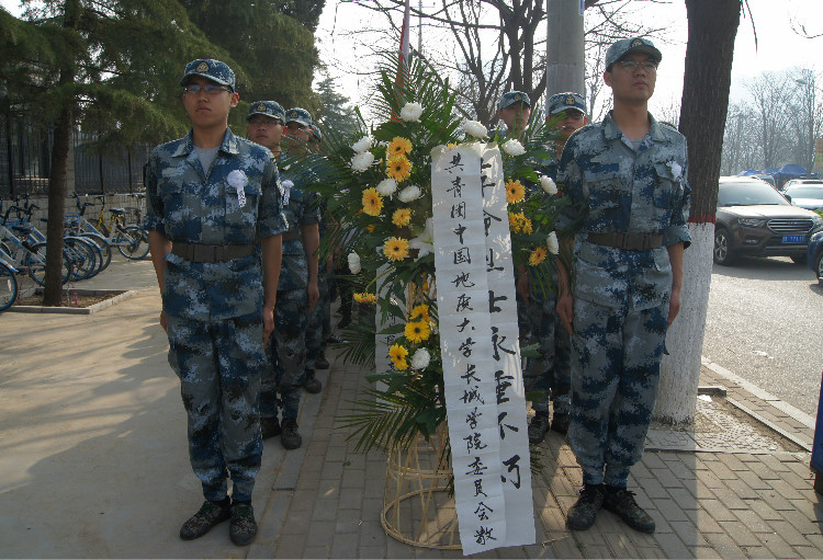 今日神州看奋起 陵园千古慰忠魂 我校组织学生代表陵园扫墓祭奠先烈