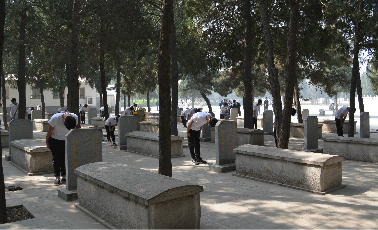 今日神州看奋起 陵园千古慰忠魂 我校组织学生代表陵园扫墓祭奠先烈