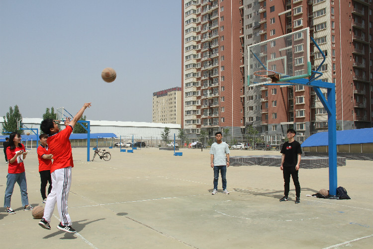 在工作中感受快乐 在运动中拥抱健康 ——我校举办教职工趣味运动会