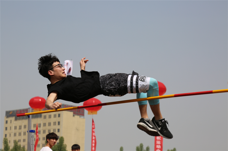 为运动喝彩，向青春举杯——我校春季运动会圆满闭幕