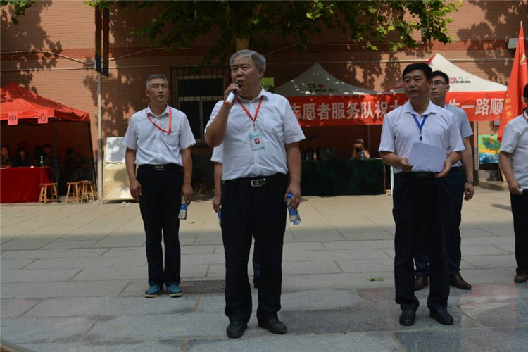 满堂祝福语 欢送学子行——我校组织教师私家车喜送毕业生