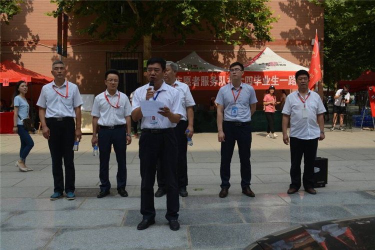 满堂祝福语 欢送学子行——我校组织教师私家车喜送毕业生