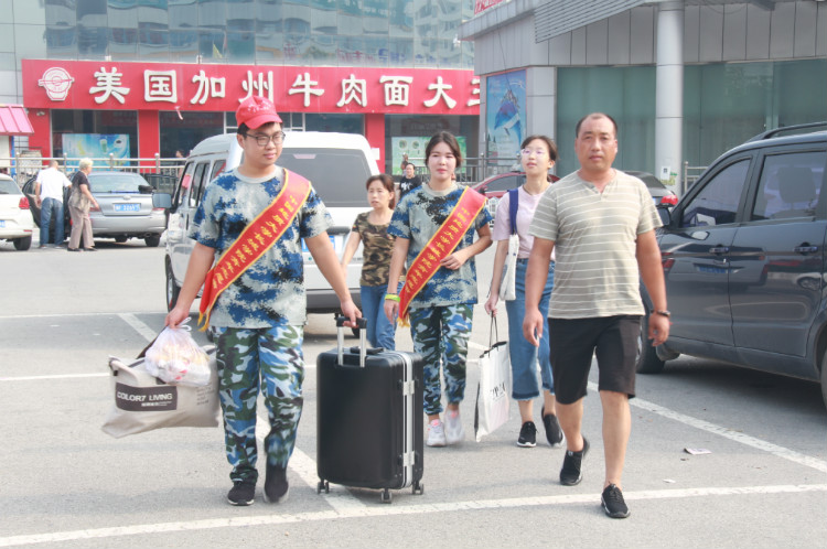 丹桂飘香迎学子 荷花映日纳人才 ——我校喜迎2018级新同学