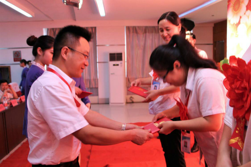 不灭的红烛 我心中的灯 ——我校举办第三届“丹桂飘香颂园丁”联欢暨表彰大会