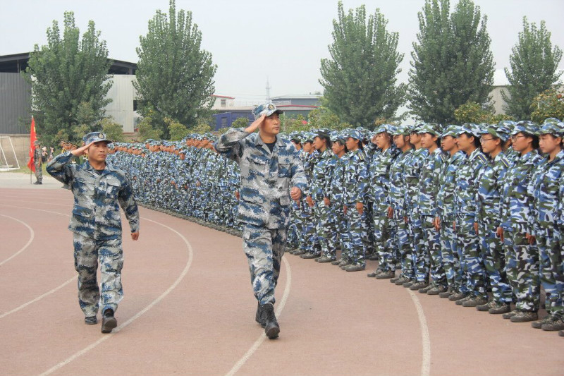 我校举行2018级新生军训结营式暨开学典礼