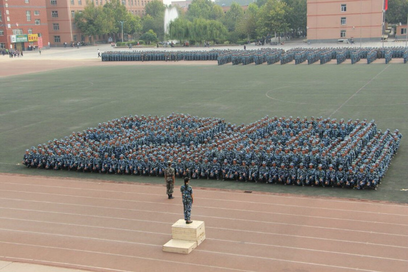 我校举行2018级新生军训结营式暨开学典礼