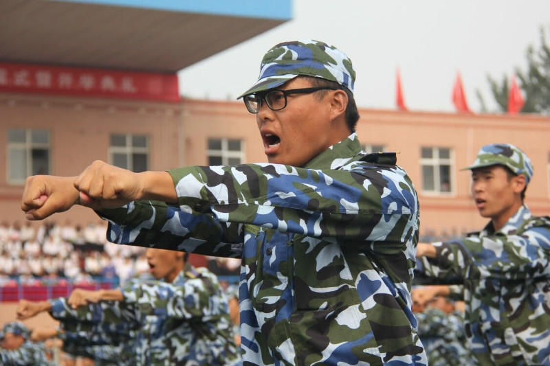 我校举行2018级新生军训结营式暨开学典礼