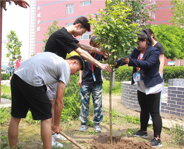 海棠树 母校情——我校15级毕业生向学校捐赠海棠树活动专访