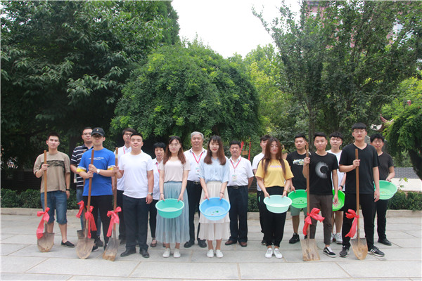 种下毕业树  感恩母校情——管理科学与工程学院20名毕业生党员向学校捐树