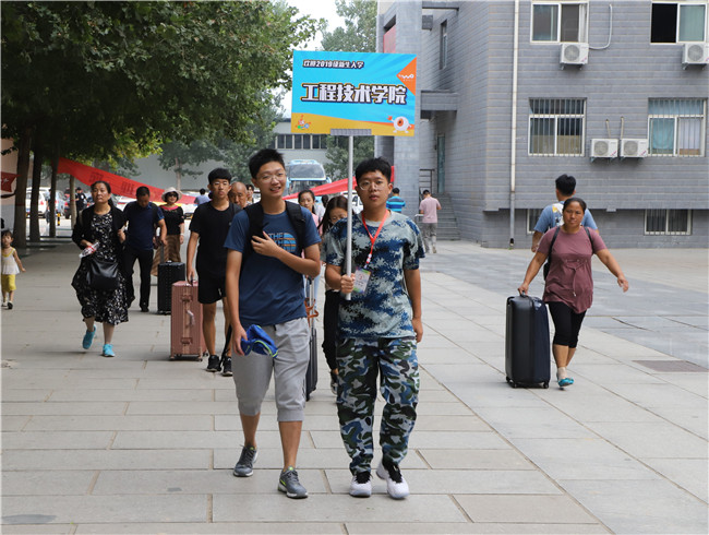 初秋的小欢喜  萌新的新生活 我校喜迎2019级新生