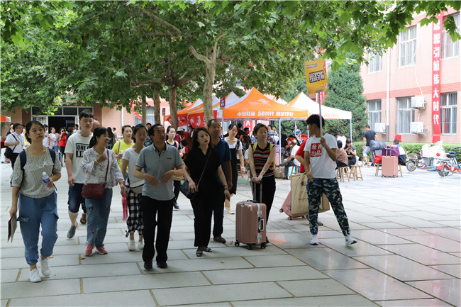 初秋的小欢喜  萌新的新生活 我校喜迎2019级新生