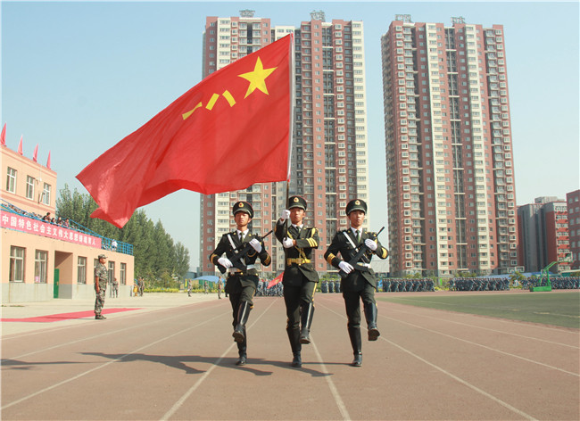 我校举行2019级新生军训结营式暨开学典礼