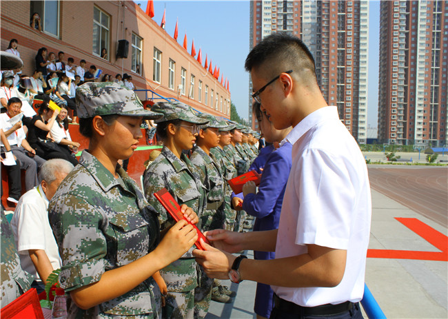 我校举行2019级新生军训结营式暨开学典礼