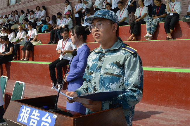 我校举行2019级新生军训结营式暨开学典礼