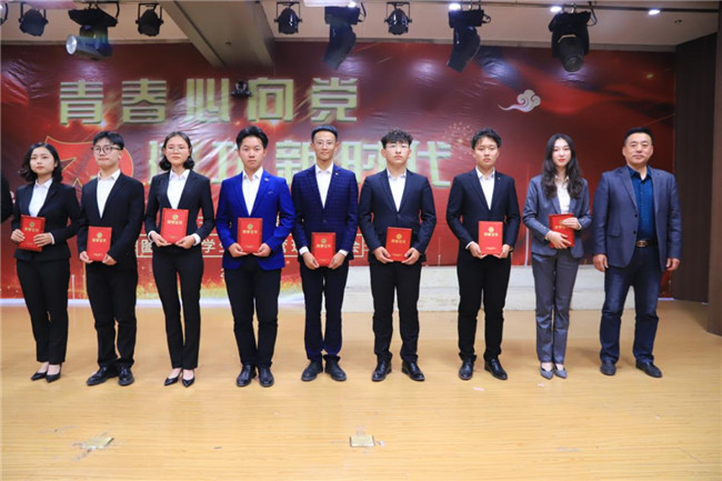 我校举办“青春心向党 建功新时代”主题朗诵比赛