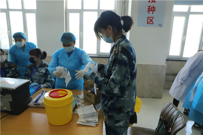 有序接种新冠疫苗 筑牢校园疫情防线 ——我校组织师生进行新冠疫苗接种