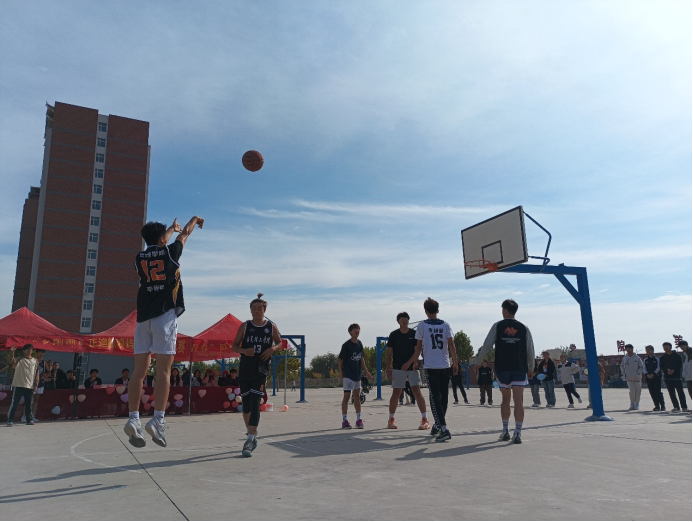 保定理工学院管理学院“夕阳渐沉洒热汗,少年不疲逐青春”篮球比赛圆满结束