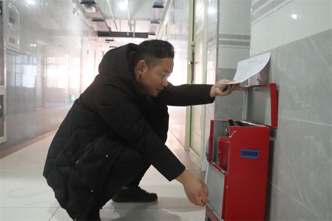 严检校园设施  筑牢安全防线--保定理工学院组织开展安全大检查