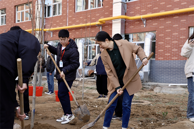 绿意盎然启新程 青春逐梦绽芳华——保定理工学院举办植树节活动
