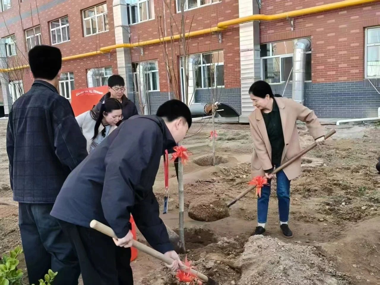 学习雷锋精神，践行教育使命——教育学院雷锋月志愿服务活动