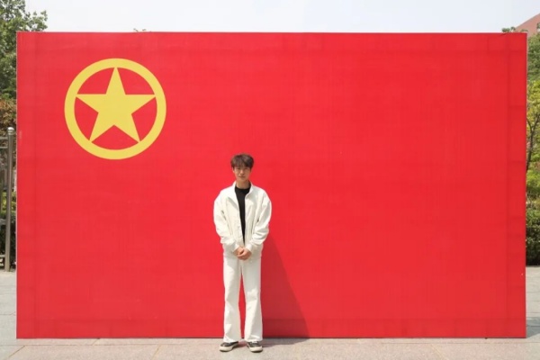 【团旗合影，青春留念】“我与团旗团徽合个影”：定格青春印记 镌刻初心使命