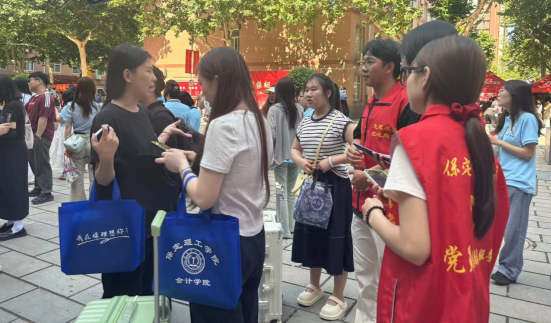 行将致远 暖心护航——保定理工学院“红心向党”党员志愿者服务队为2025届毕业生平安离校保驾护航
