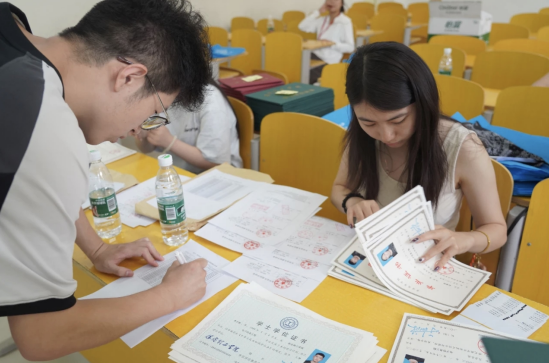 行将致远 暖心护航——保定理工学院“红心向党”党员志愿者服务队为2025届毕业生平安离校保驾护航