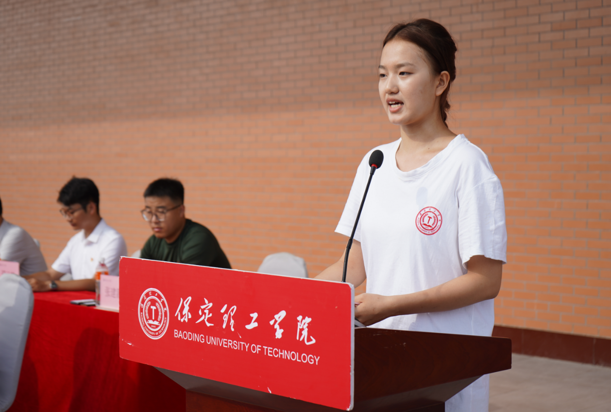 保定理工学院2025级新生军训开营式举行
