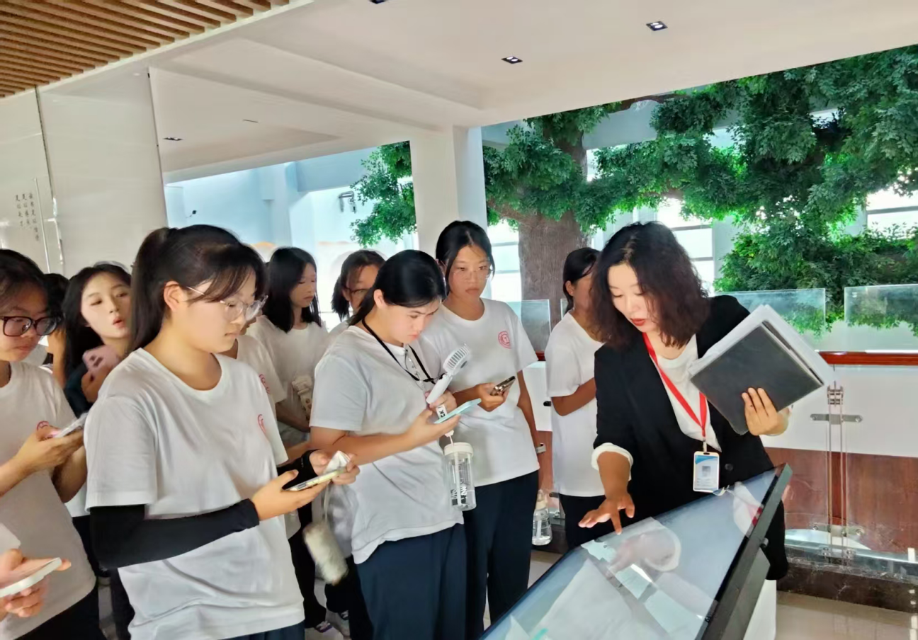 保定理工学院图书馆顺利开展2025级新生入馆教育活动