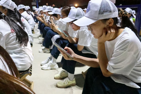 军歌飞扬展风貌，青春聚力筑初心——保定理工学院经济学院军训拉歌活动圆满举行