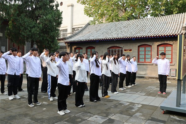 保定理工学院经济学院举行2025上半年第38期发展团员入团仪式暨留法勤工俭学运动纪念馆主题教育活动