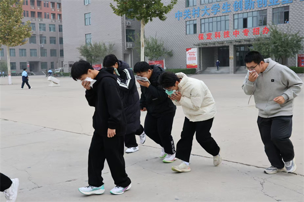 经济学院联合康复医学院开展2025级新生消防逃生演练活动