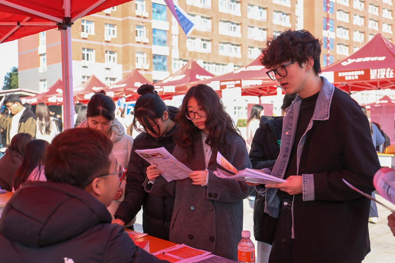 双秩芳华，逐梦金秋——保定理工学院举办2026届毕业生秋季线下双选会