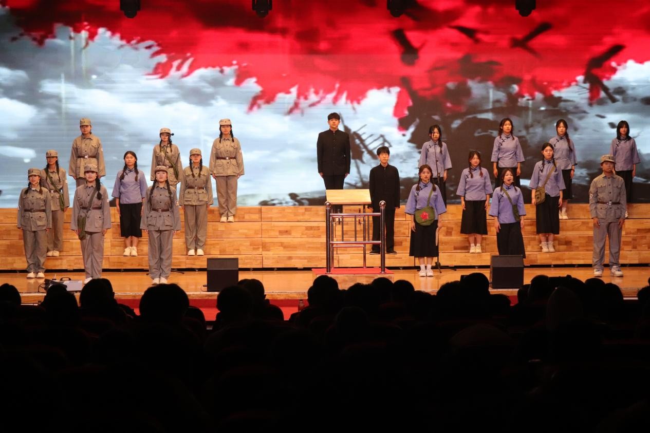 忆往昔峥嵘铭记一二·九 颂今朝盛世牢记爱国心 ——保定理工学院举办爱国主义合唱比赛