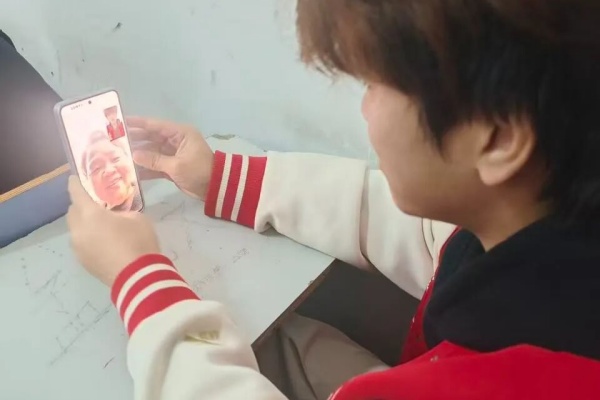 菊香染重阳，福寿共天长——我院学子向家中长辈传递温暖