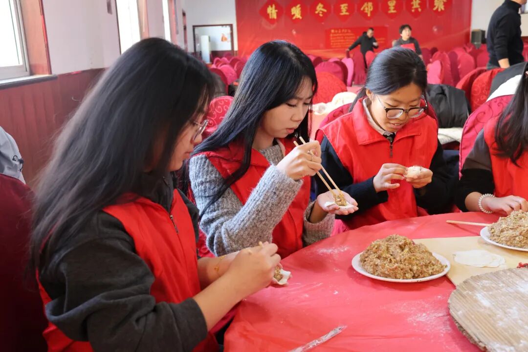 【情暖冬至,邻里共飨】保定理工学院经济学院志愿者走进东小庄村开展“冬至送暖,志愿同行”主题冬至饺子宴活动