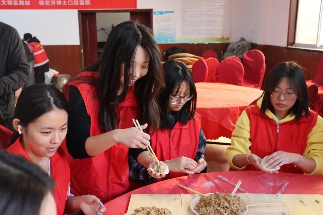 【情暖冬至,邻里共飨】保定理工学院经济学院志愿者走进东小庄村开展“冬至送暖,志愿同行”主题冬至饺子宴活动
