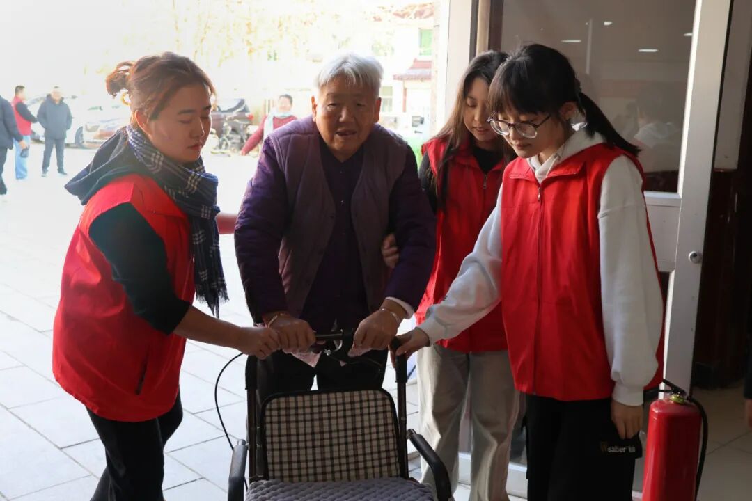 【情暖冬至,邻里共飨】保定理工学院经济学院志愿者走进东小庄村开展“冬至送暖,志愿同行”主题冬至饺子宴活动