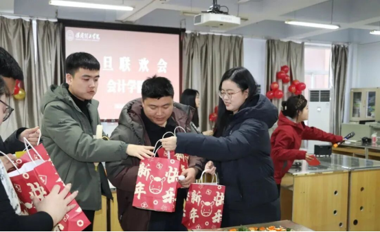 赓续初心启新程 凝心聚力谱华章——会计学院教职工元旦联欢会