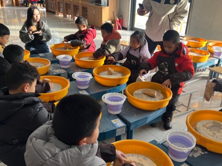 非遗润童心 研学促成长 ——保定理工学院艺术学院携手天悦幼儿园 开展传统文化研学活动