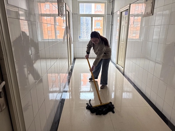 暖心服务|保定理工学院管理学院辅导员节后清扫楼道迎开学