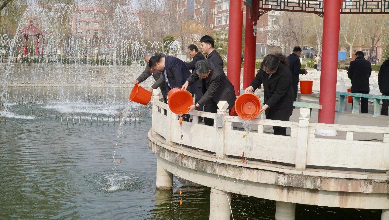 拥抱绿意 种植新生｜保定理工学院举办植树节暨田间思政劳动教育实践活动