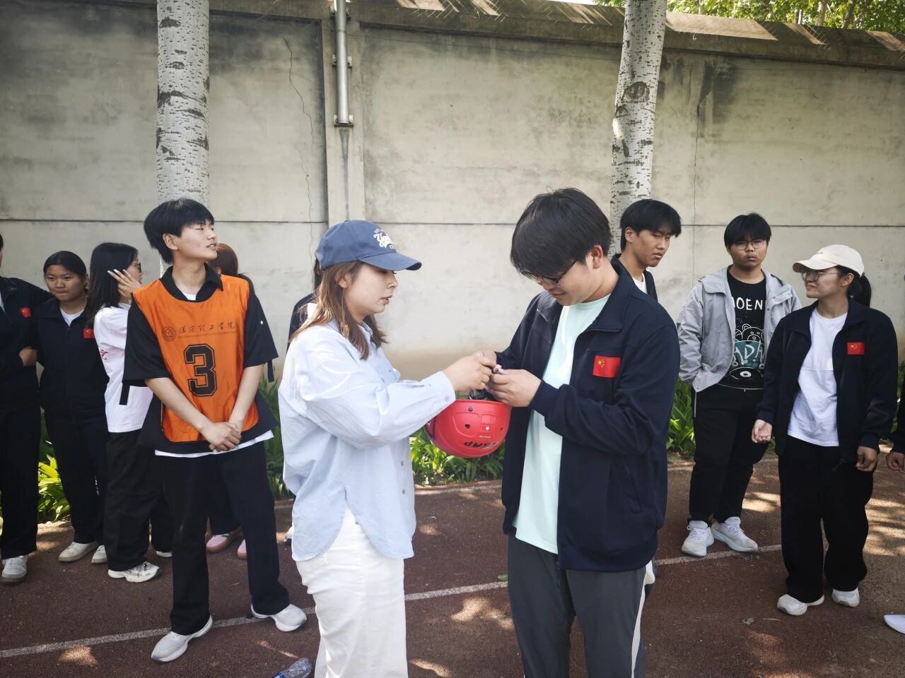 思政引领铸魂 体验赋能育人——保定理工学院管理学院开展体验式拓展实践活动