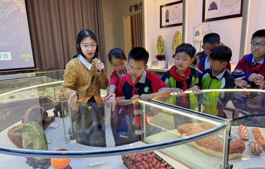 科普润童心 研学启新智——西韩蒋小学、实验二小师生走进保定理工学院地质馆