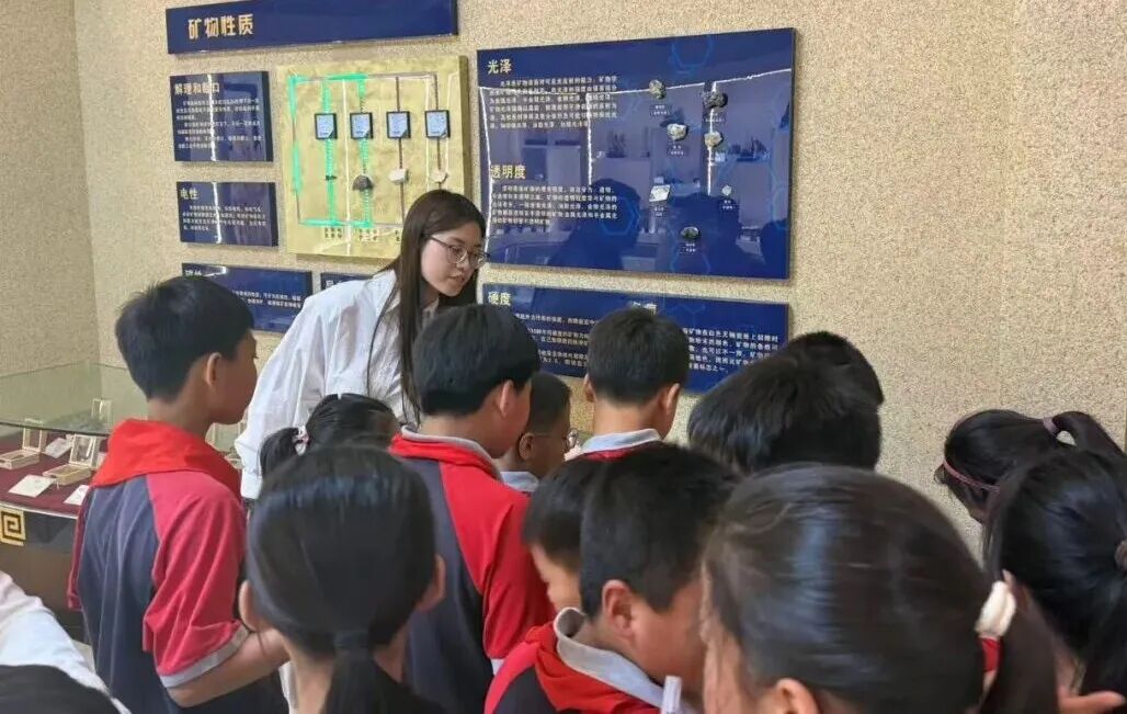 科普润童心 研学启新智——西韩蒋小学、实验二小师生走进保定理工学院地质馆